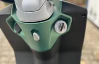 Nahaufnahme der Bedienelemente und des Lenkerbereichs eines Piaggio Scooters.