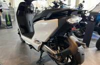 Seitenansicht des weißen elektrischen Scooters ZERO LS1 in einem Showroom.
