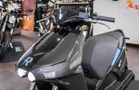 Nahaufnahme der Front und des linken Seitenbereichs eines schwarzen Motorrads.