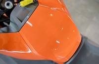 Nahaufnahme der orangefarbenen Frontverkleidung des Scooters.