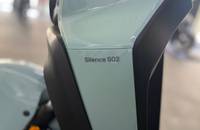 Nahaufnahme des Schriftzugs "Silence S02" an der Seitenverkleidung des Elektroautos.