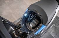 Nahaufnahme des geöffneten Ladeanschlusses des Elektroautos mit Kabeln.