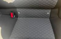 Innenraumansicht des KIA Picanto mit gemustertem Rücksitz und Ablagefläche.