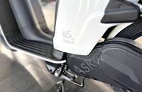 Nahaufnahme der weißen Seitenverkleidung und des Rades eines E-Bikes mit der Marke eS Pro Askoll.