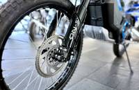 Nahaufnahme des Vorderrads und des Bremsscheibenbremssystems eines E-Scooters.