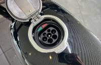 Detailaufnahme des geöffneten Ladeanschlusses an der Fahrzeugseite.
