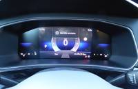 Digitales Cockpit eines VW T-Cross, das die Uhrzeit, Temperatur und die Geschwindigkeit anzeigt.