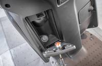 Detailaufnahme des Ladeanschlusses an der Fahrzeugseite.