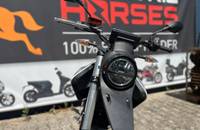 Frontansicht eines silbernen E-Motorrads mit Scheinwerfer und Lenker.
