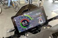 Digitales Cockpit eines E-Scooters mit Tachometeranzeige und verschiedenen Messwerten.