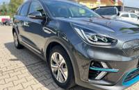 Außenansicht des grauen KIA E-Niro Electric auf einem gepflasterten Parkplatz.
