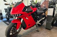 Rotes E-Motorrad (ZERO) in einer Dreiviertel-Ansicht in einem Ausstellungsraum.