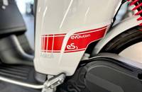 Nahaufnahme der weißen Seitenverkleidung eines E-Scooters mit der Aufschrift eS3 evolution.