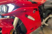 Rote Motorradfront mit Scheinwerfer und ZERO-Schriftzug.