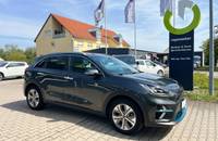 Ein dunkelgrauer KIA Niro Electric steht vor dem Autohaus Richter & Zech.