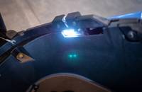 Detailaufnahme eines Fahrzeugpanels mit integriertem Licht.