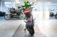 Mehrere E-Motorräder stehen in einem hellen Showroom.