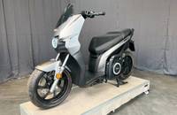 Grauer elektrischer Roller (SILENCE) in Seitenansicht auf einem Verkaufsständer.