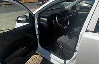 Offene Fahrertür eines weißen KIA Picanto, Blick auf das Cockpit und das Armaturenbrett.