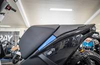 Heckansicht des RAY 7.7 Scooters, Fokus auf Sitz und Hinterrad.