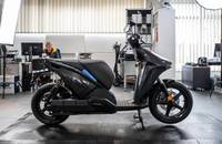 Seitenansicht des schwarzen E-Scooters RAY 7.7 in einem Showroom.
