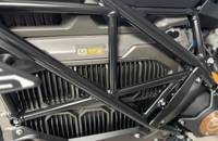 Nahaufnahme der Front des E-Scooters, die den Kühlergrill und das Akku-Label (17,3 kWh) zeigt.