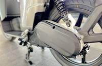 Detailansicht des Akkugehäuses und des Vorderrads des E-Scooters.