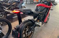 Außenansicht des roten E-Motorrads ZERO in einem Showroom.