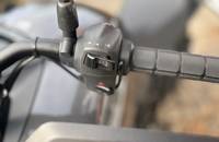 Nahaufnahme des Lenkers und der Bedienelemente des Motorrads.
