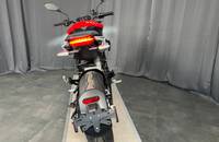 Heckansicht eines E-Motorrads (ZERO 27MY) in der Farbe Thermal.