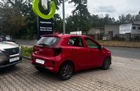 Roter KIA Picanto vor dem Autohaus Richter & Zech.
