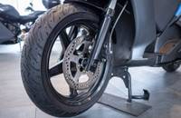 Detailaufnahme des Reifens und des Bremsscheibenbremssystems eines E-Rollers.