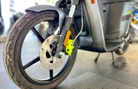 Nahaufnahme des Vorderrads und der Bremsscheibe eines E-Scooters.