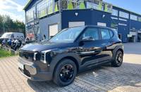 Ein schwarzer KIA EV2 steht vor dem Autohaus Richter & Zech.
