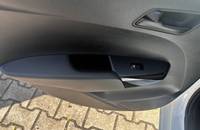 Nahaufnahme des Türgriffs und der Seitenverkleidung eines weißen KIA Picanto.
