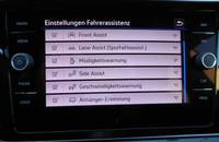 Menüansicht der Fahrassistenz-Einstellungen im Fahrzeugcockpit. Auflistung von Funktionen wie Spurhalte- und Müdigkeitsw