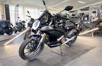 Außenansicht eines schwarzen VMOTO STASH Motorrads in einem Showroom.