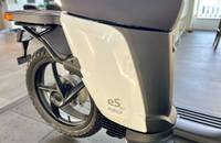Draufsicht auf das Heck eines elektrischen Scooters in Weiß und Grau, sichtbar ist das Hinterrad und die Verkleidung.