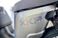 Nahaufnahme des XKP-Logos auf der grauen Verkleidung des Fahrzeugs.