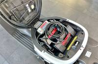 Die geöffnete Heckklappe zeigt den Ladeanschluss mit Kabeln und einem Smartcharger-System.
