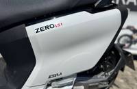 Weiße Seitenverkleidung eines ZERO LS1 Scooters mit Modellbezeichnung.