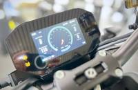 Nahaufnahme des digitalen Displays eines E-Bikes, das den Akkustand und die Reichweite anzeigt.