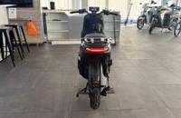 Draufsicht auf das Heck eines grauen E-Motorrads in einem Showroom.