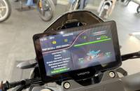 Nahaufnahme des digitalen Displays eines E-Scooters mit Anzeigen für Reichweite und SoC.