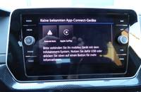 Das Infotainment-Display des VW T-Cross zeigt die Optionen für Android Auto und Apple CarPlay zur Verbindung mit einem M