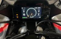 Nahaufnahme des digitalen Cockpits eines Motorrads mit Anzeige von Akku, Reichweite und Leistung.