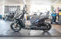 Seitenansicht des elektrischen Scooters RAY 7.7 in einem Showroom.