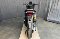 Heckansicht eines grauen elektrischen Scooters (SILENCE) in einem Showroom.