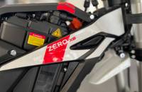 Detailansicht des weißen Akkugehäuses eines E-Bikes mit ZERO XB Branding.