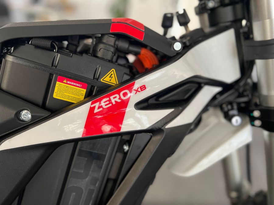 Detailansicht des weißen Akkugehäuses eines E-Bikes mit ZERO XB Branding.